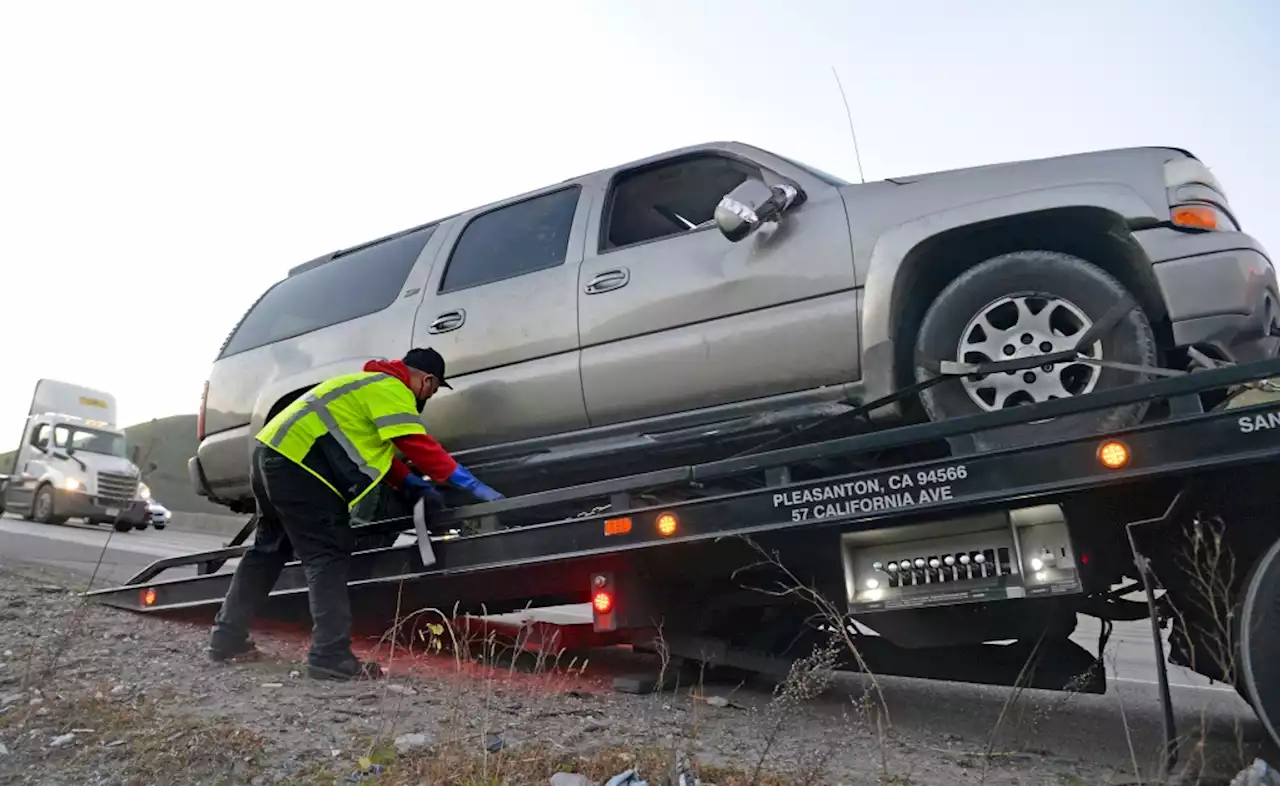 Here’s why to stay inside your vehicle when tow truck is on the way: Roadshow