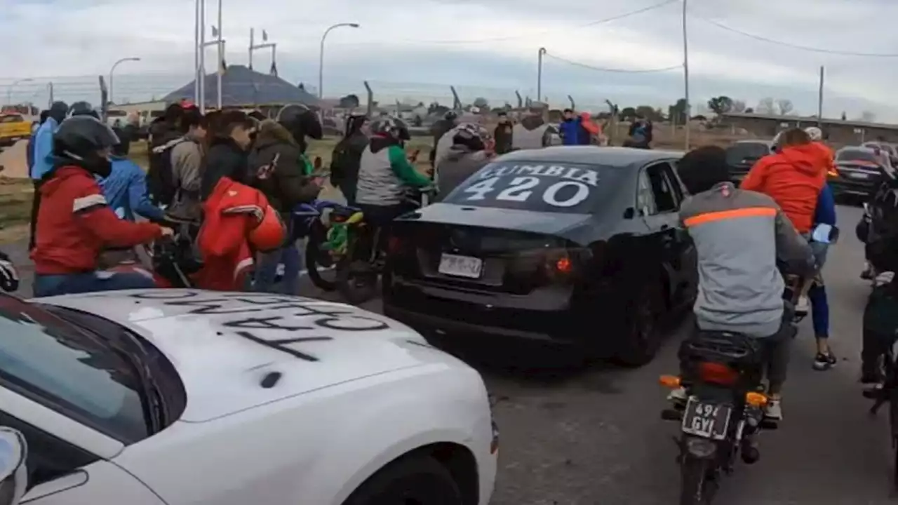 Así llegó L-Gante al velatorio de El Noba