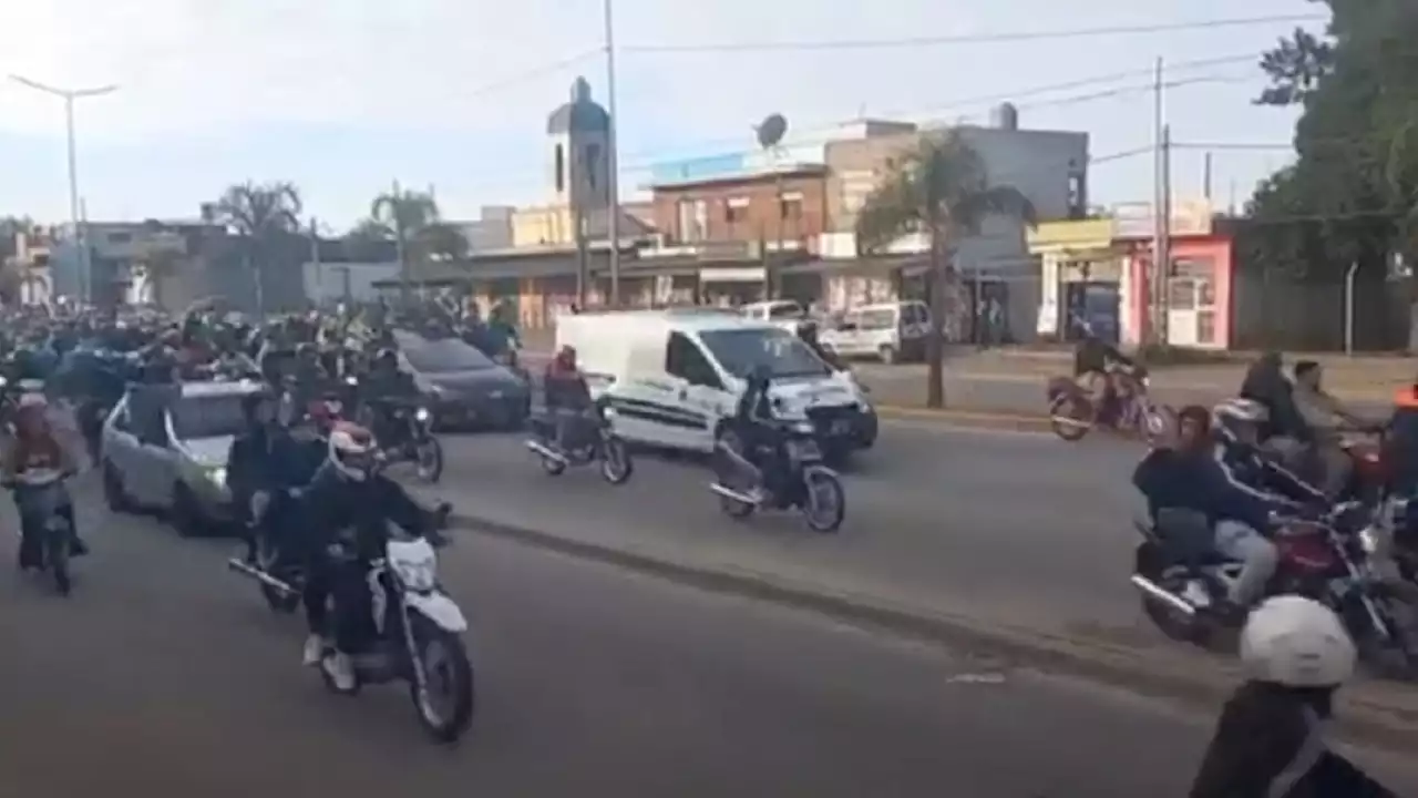 VIDEOS: Motos y 'Tamos Chelo' al palo en el sepelio de El Noba