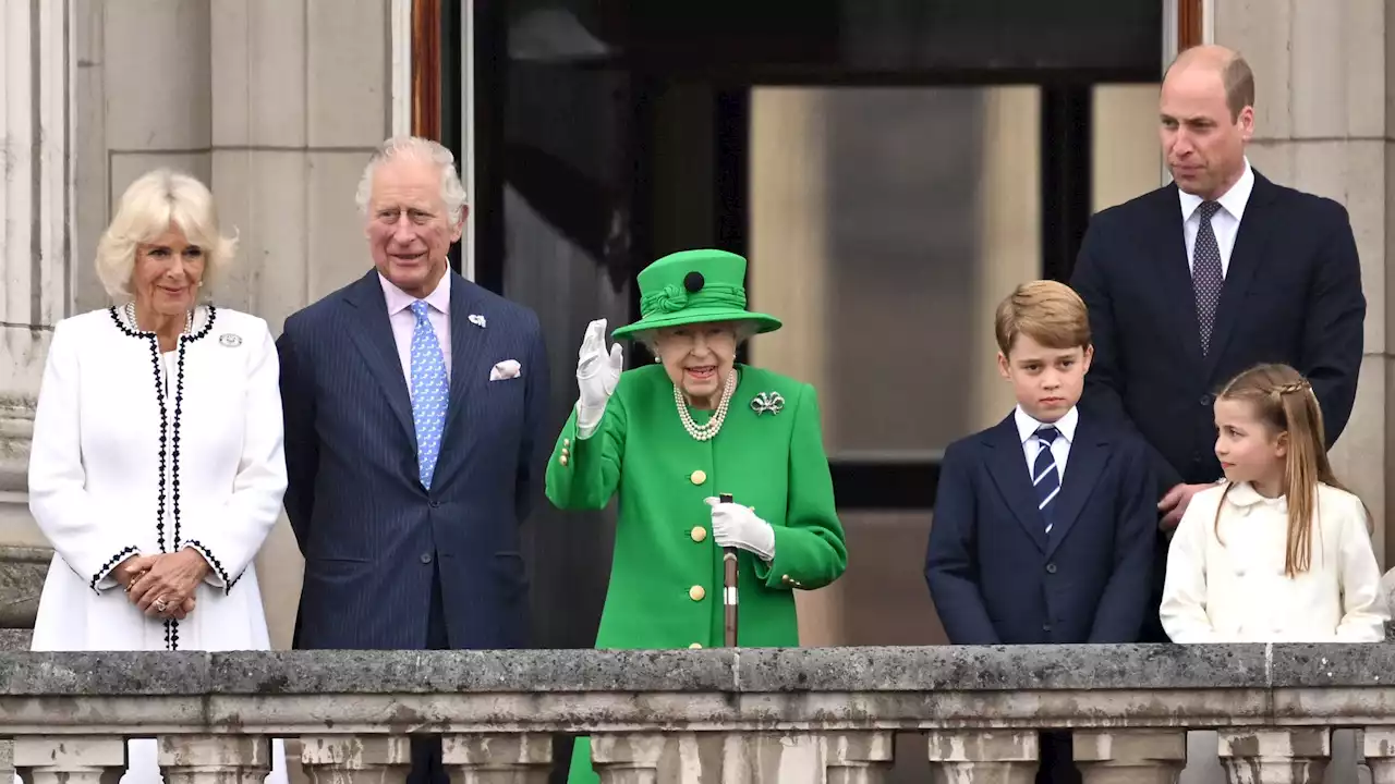 Nun also doch dabei! Die Queen winkt den Fans vom Balkon aus