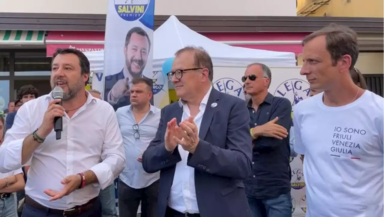 Salvini fa tappa ad Aviano. 'Arriva l’amico di Putin”. E con Fedriga selfie divisi