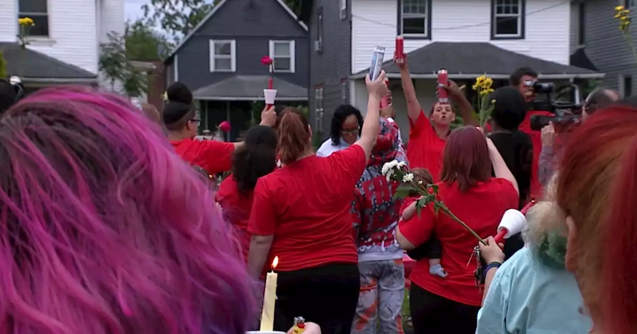 Families, strangers unite after drownings at Lorain beach