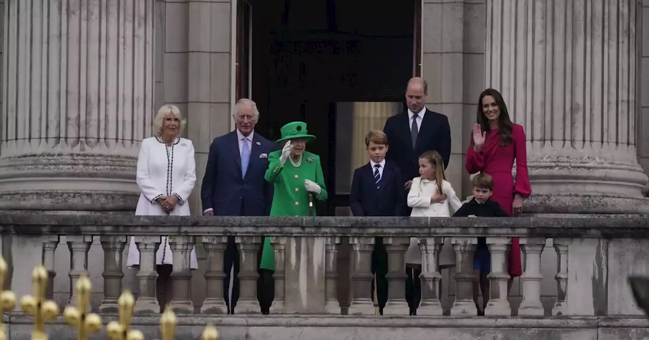 Queen Elizabeth II waves at crowd: Festive pageant caps queen's Platinum Jubilee