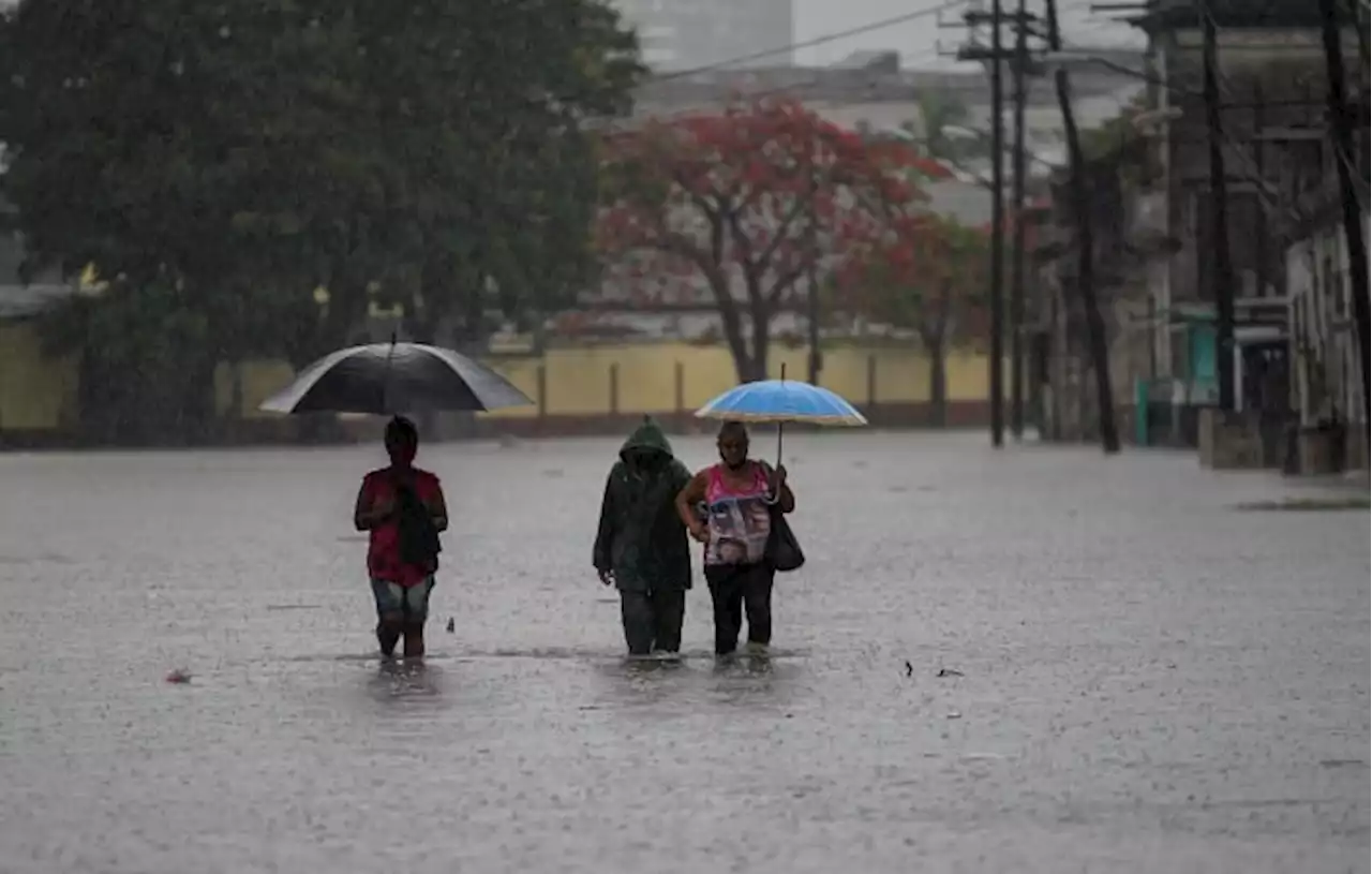 Heavy rain hits Florida, flooding strands Miami vehicles