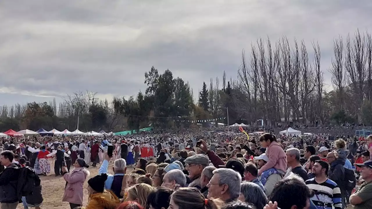 Cientos de parejas bailaron el Pericón Nacional ante 30.000 personas