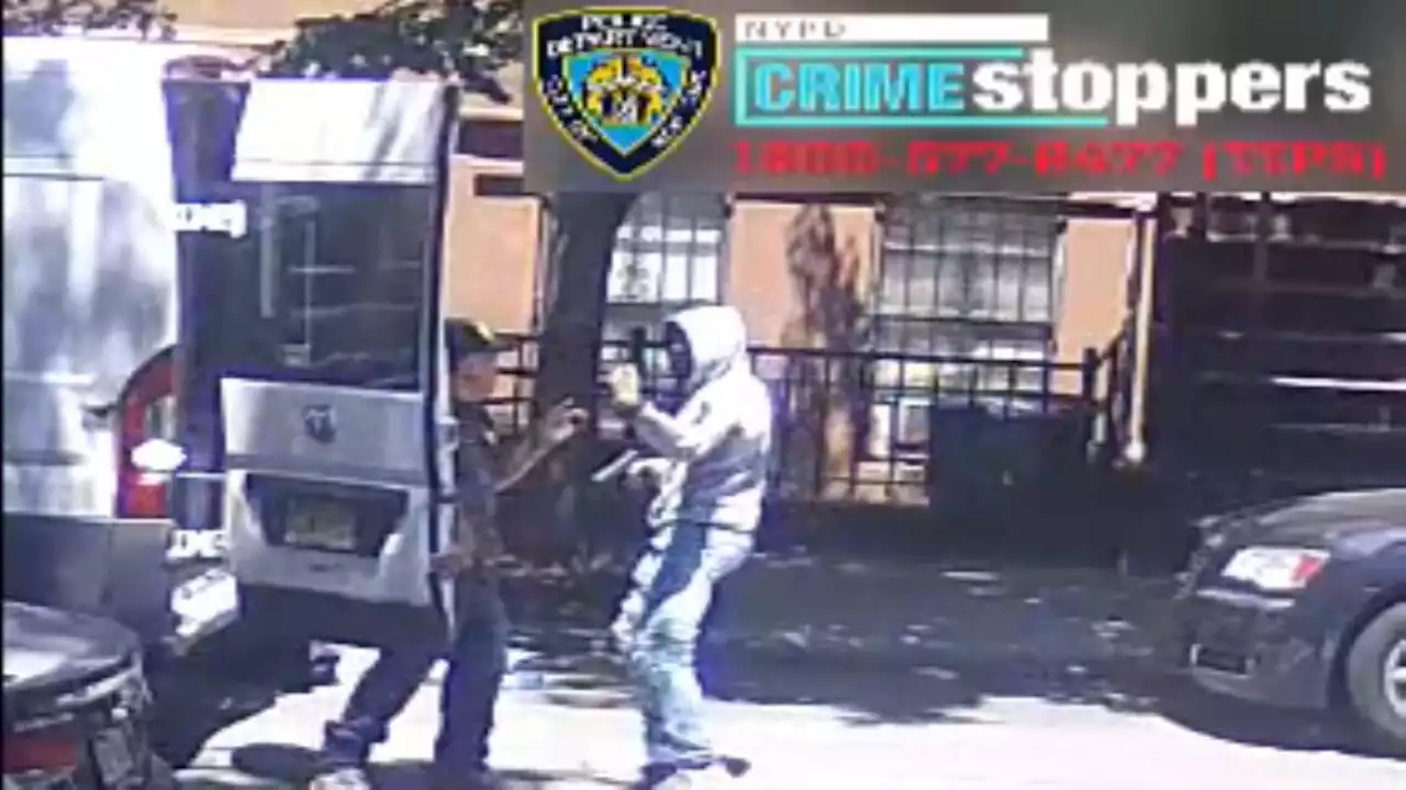 Video: Man shot during robbery of $8,000 chain in Manhattan