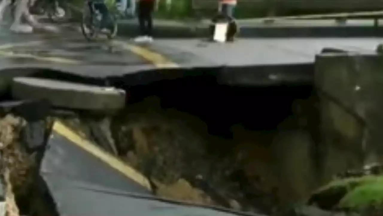 Tremendo hueco, colapsó parte de una vía en Bogotá