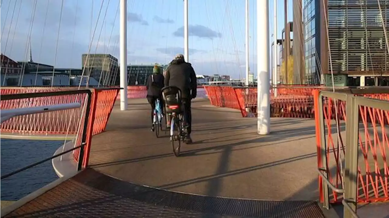 Radbrücke, Boote, neue Tram