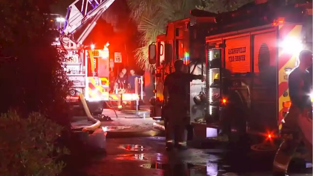 Apartment fire spreads to neighboring home in Atlantic Beach, JFRD says