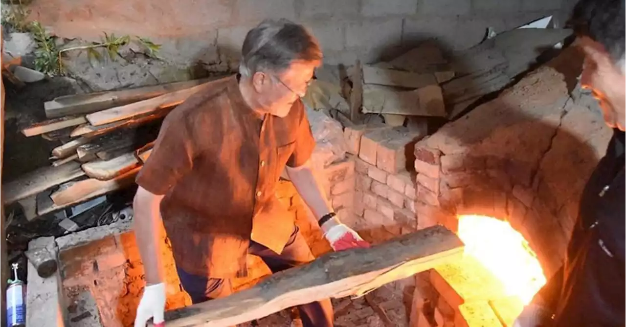 도자기 굽고 막걸리 한 잔...평산마을 간 문 전 대통령 근황 (사진 2장)