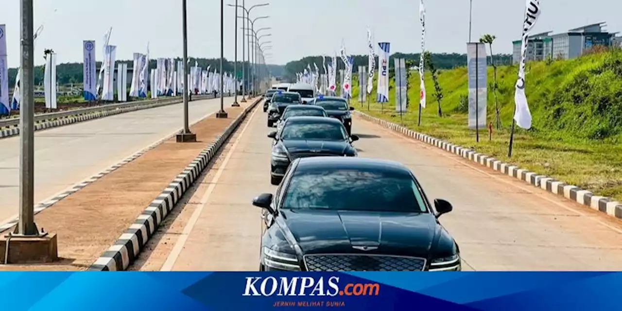 Saat Jokowi dan Iriana Jajal Mobil Listrik di Batang