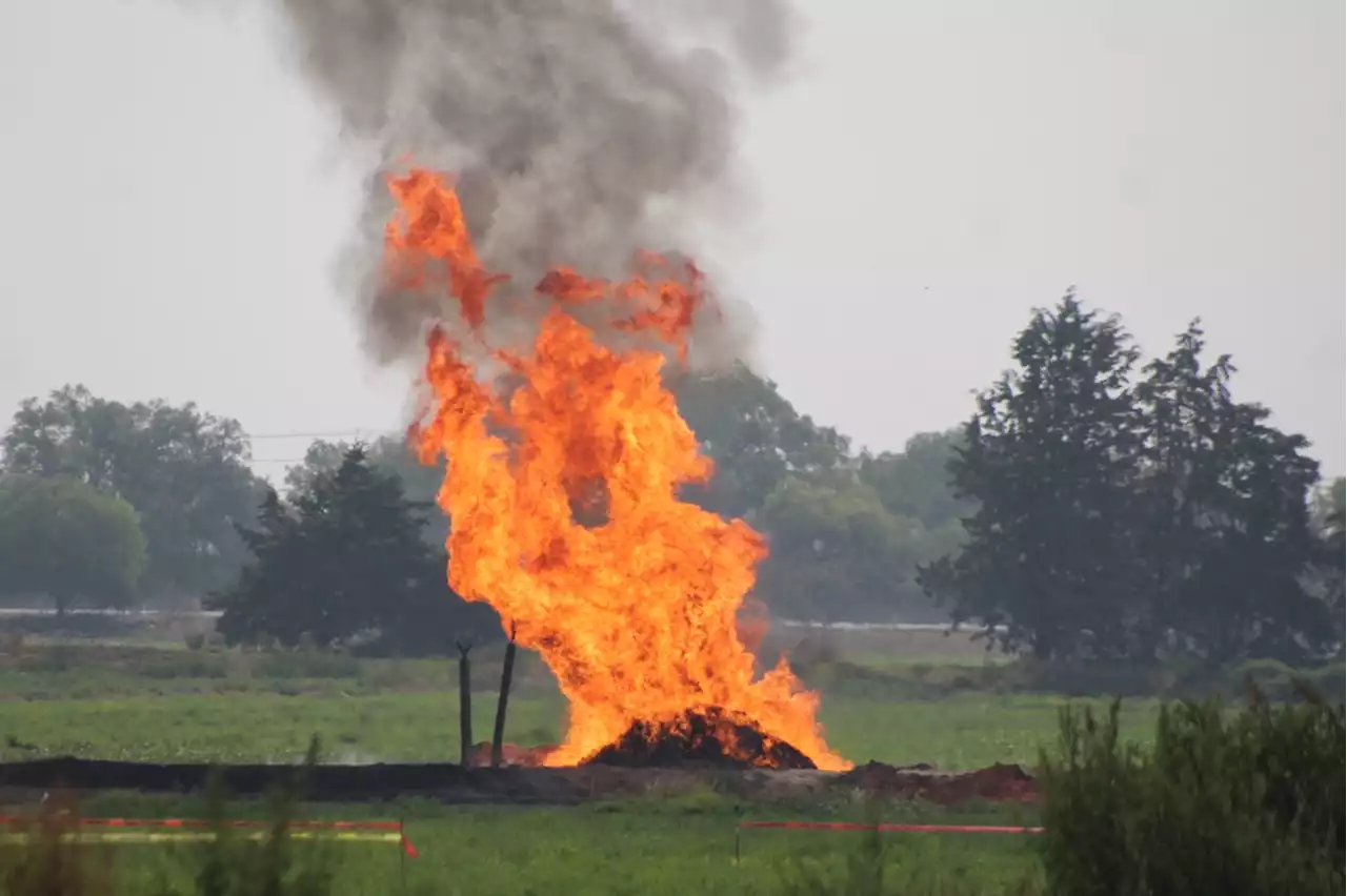 Realizan quema controlada de combustible en ducto de Pemex, en Edomex