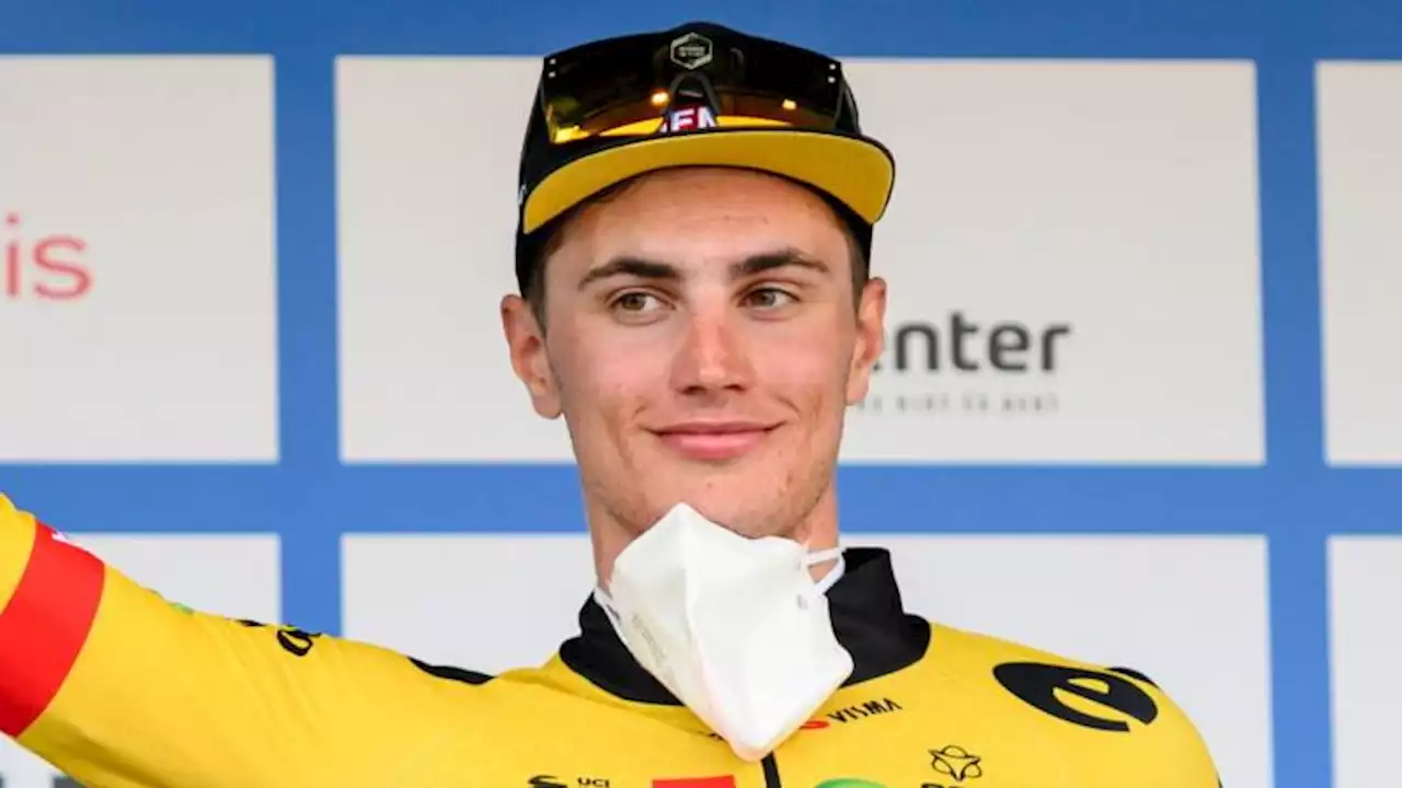 Sprinter Kooij duikt als eerste de bocht in en sprint naar zege in ZLM Tour