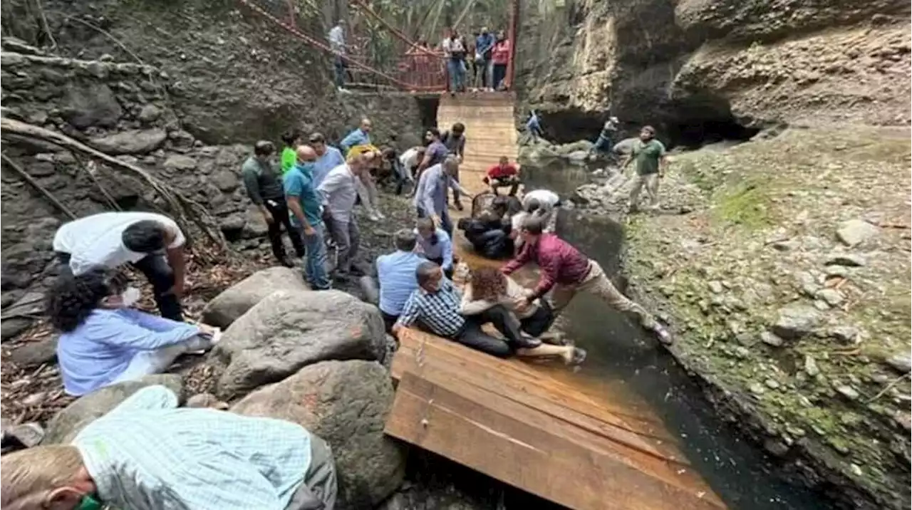 El video de cómo se desploma un puente colgante durante la inauguración