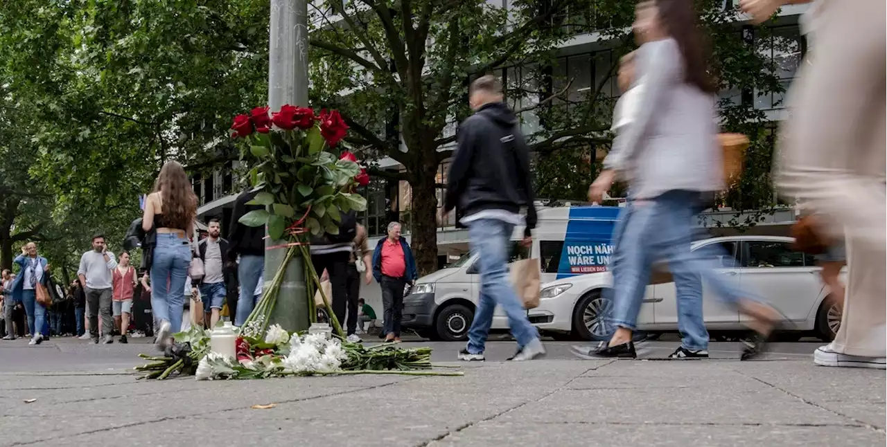 Nach Todesfahrt einige Blumen und Kerzen am Ku'damm