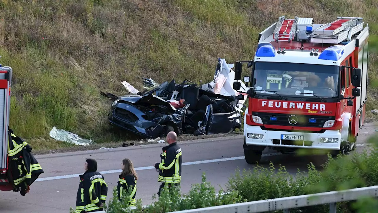 Drei Tote und 18 Verletze bei Horror-Massencrash