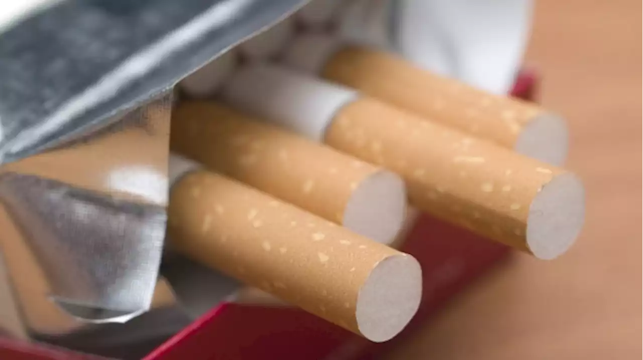 Age to buy cigarettes in England should rise every year, review says