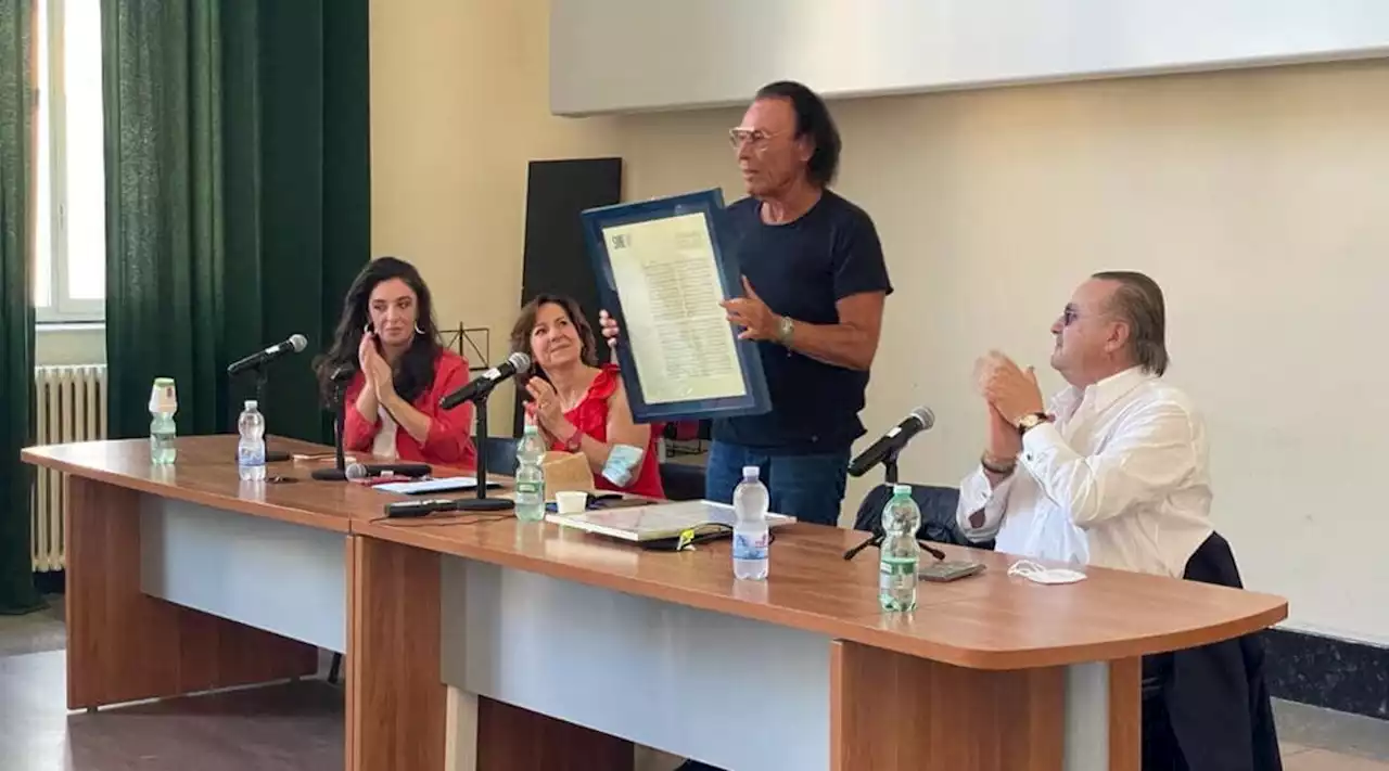 Antonello Venditti torna a sorpresa al Liceo Classico Giulio Cesare a Roma