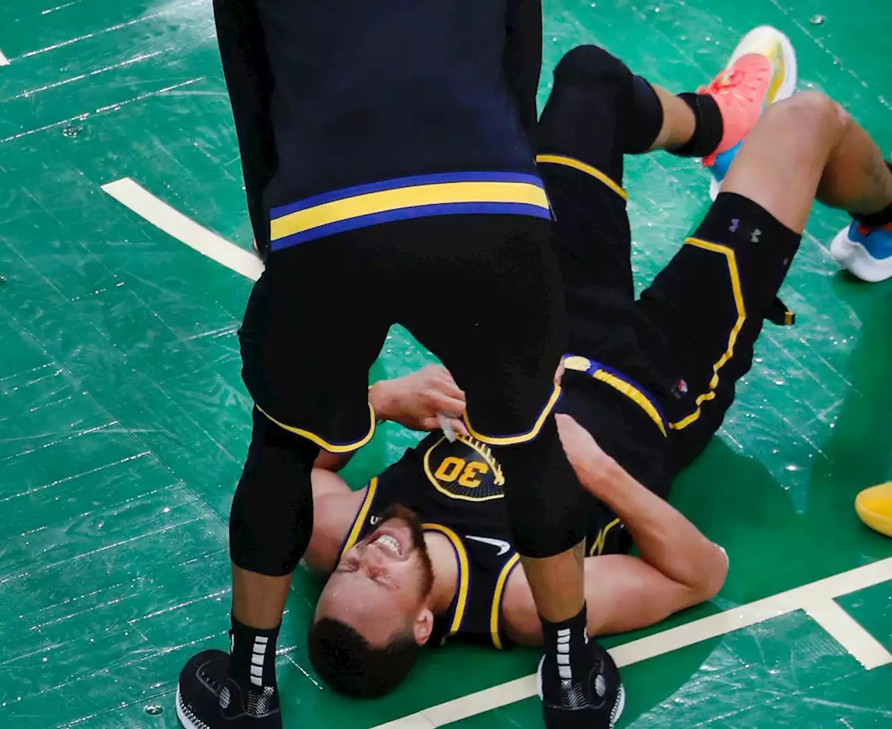 Steph Curry suffers apparent injury in Game 3 of NBA Finals