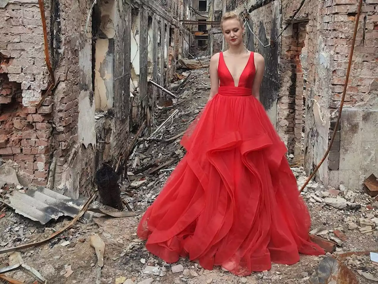 Stunning photo shows Ukrainian high school grad posing in front of school bombed by Russia