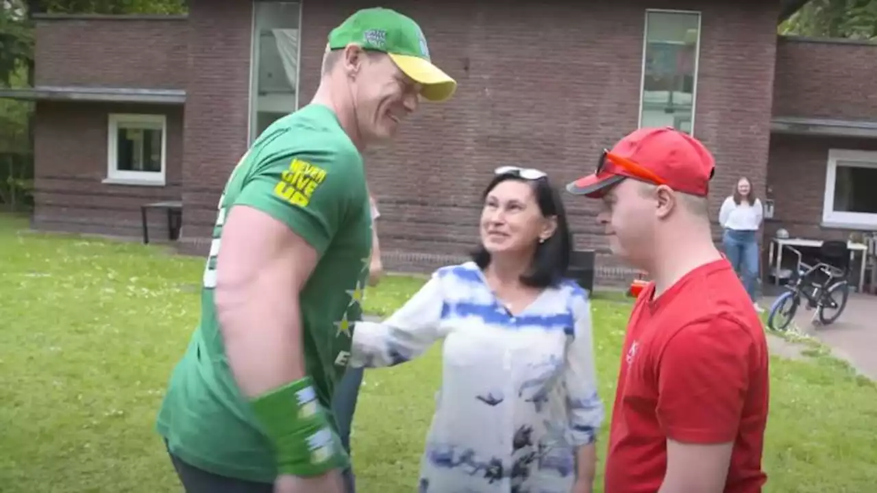 Oekraïense tiener met downsyndroom ontmoet held John Cena na vlucht uit Marioepol