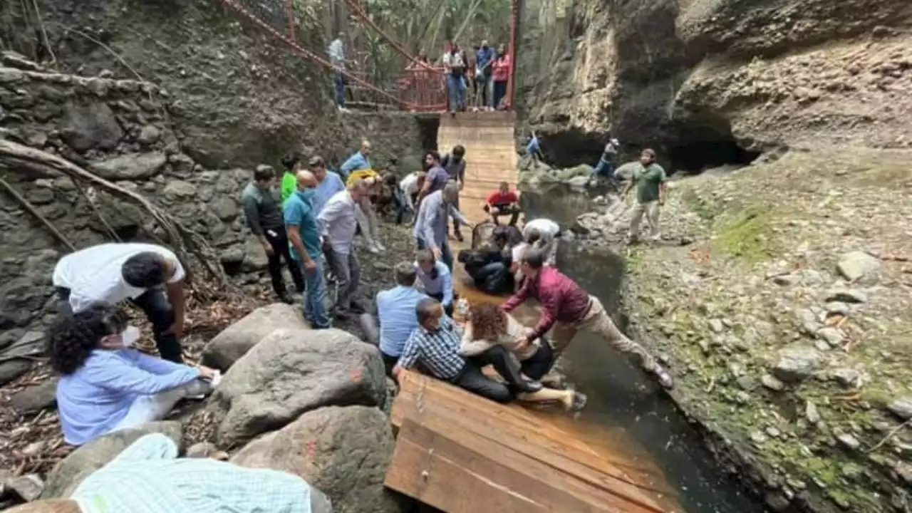 Fiscalía de Morelos investiga colapso del puente colgante de Cuernavaca (Video)