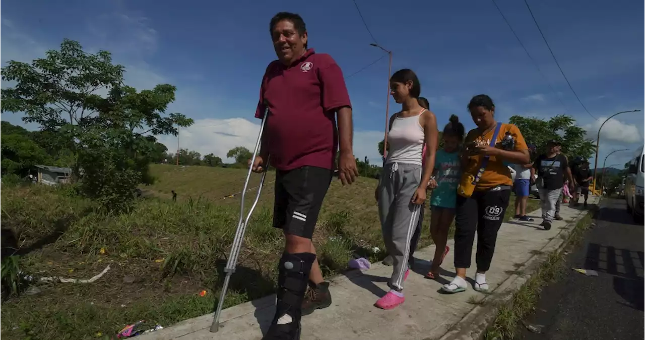 Caravana de más de 5 mil migrantes se fractura en Chiapas después de recorrer 50 km