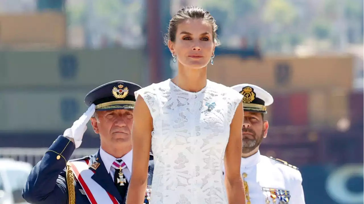 La Regina Letizia e l'abito di pizzo bianco (da copiare per un matrimonio estivo)