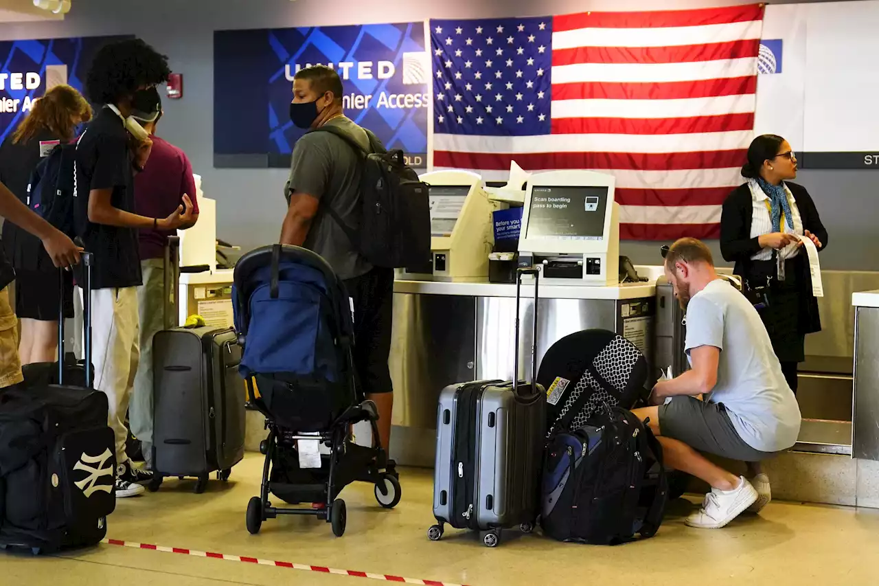 Pre-pandemic sized crowds descend on US airports for holiday