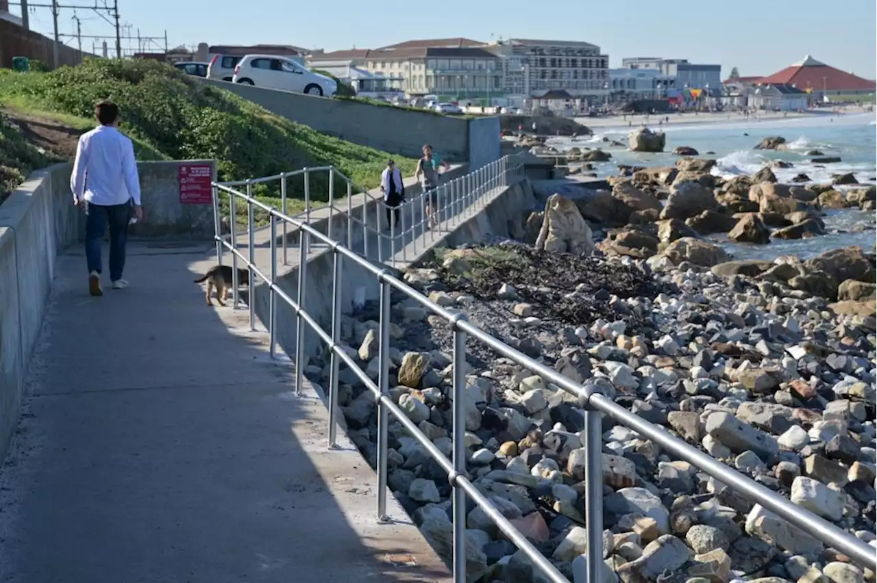 New railings installed along the walkway between Muizenberg and St James