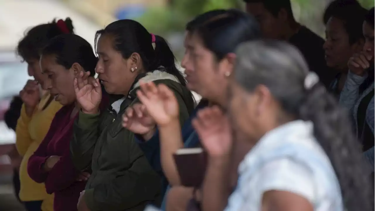 Migrants walk north from southern Mexico in protest