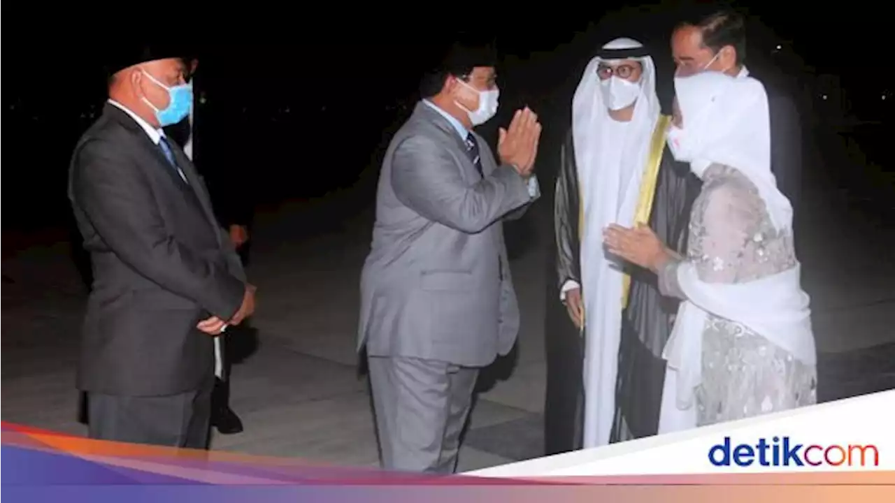 Jokowi Tiba di Abu Dhabi, Prabowo Turut Menyambut