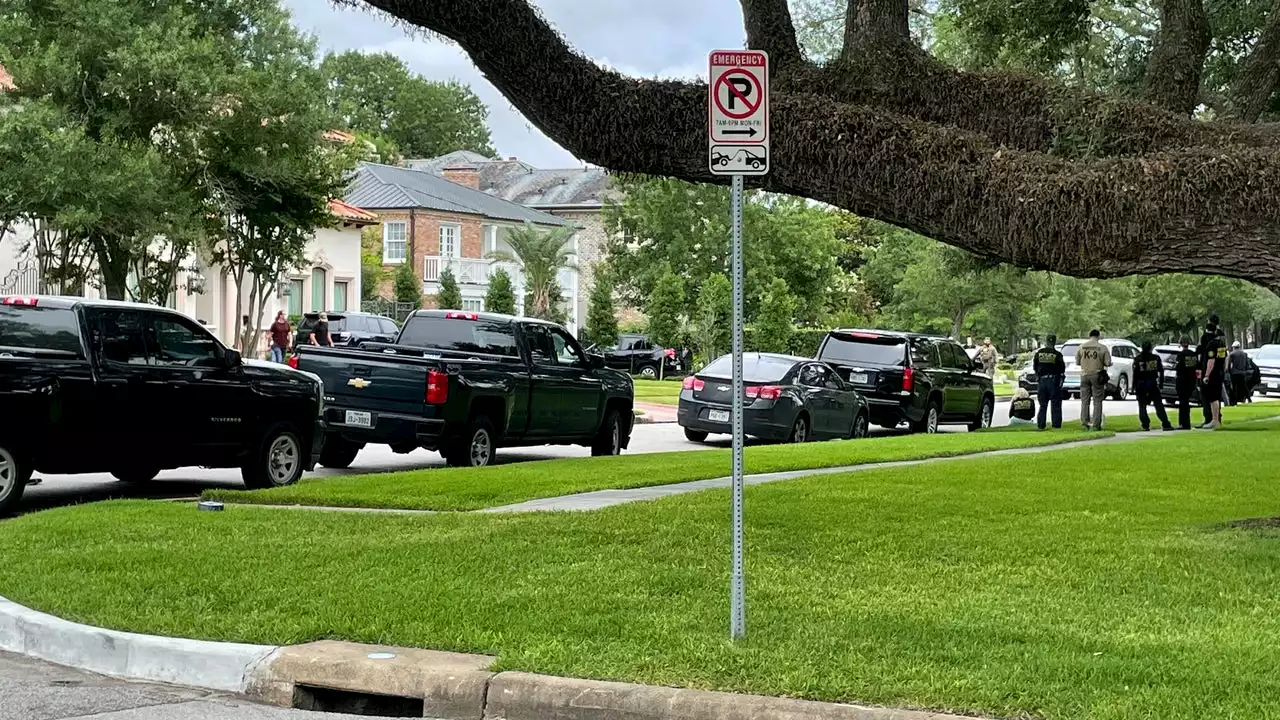 Hours-long Houston police standoff ends at River Oaks home