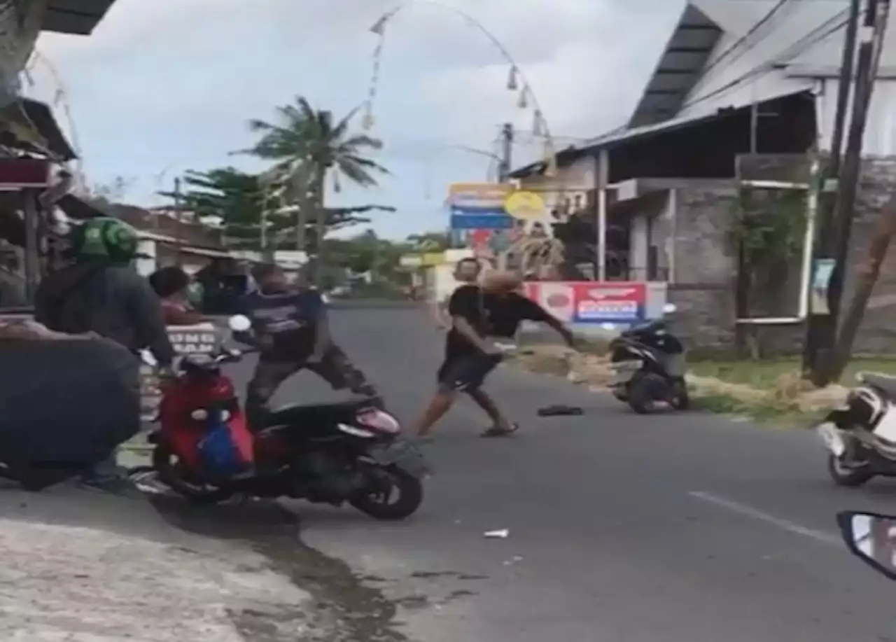 Selisih Paham, Warga Ini Tantang Oknum Polisi Ditengah Jalan