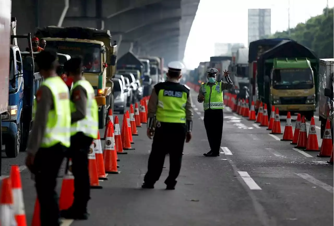 Indonesian police assures public of new enforcement system after woman uses panties to cover up number plate (VIDEO)