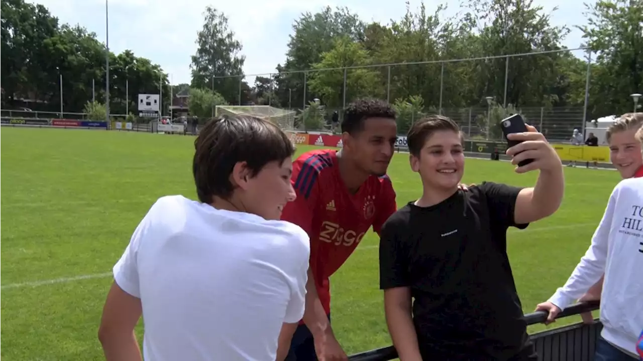 Open training Ajax: selfies, handtekeningen en mislukte omhaal