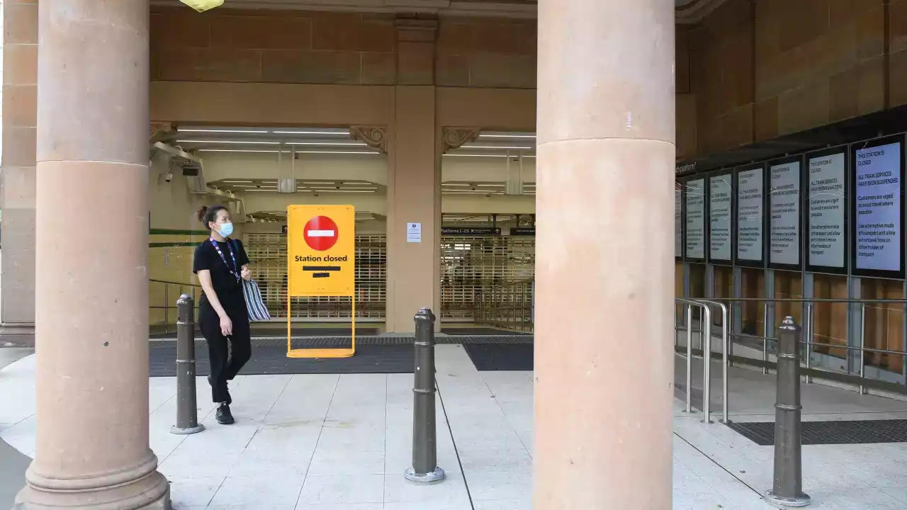 'Messy day' in Sydney as NSW train drivers push ahead with strikes