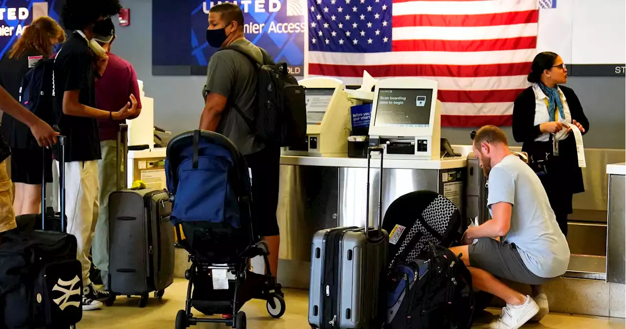 Pre-COVID crowds descend on U.S. airports for holiday