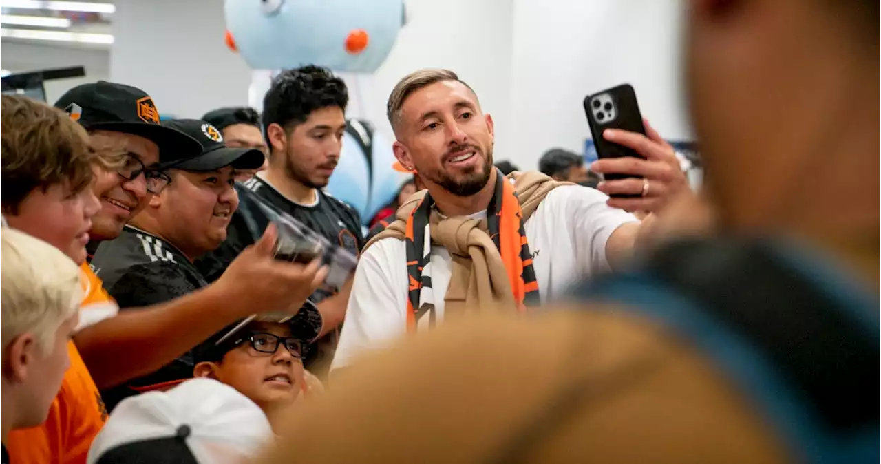 FOTO: Héctor Herrera es recibido por aficionados de Houston Dynamo como una estrella