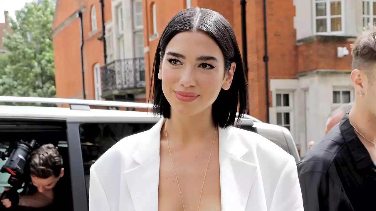 Dua Lipa muestra cómo se lleva una minifalda escolar en estilo pop punk