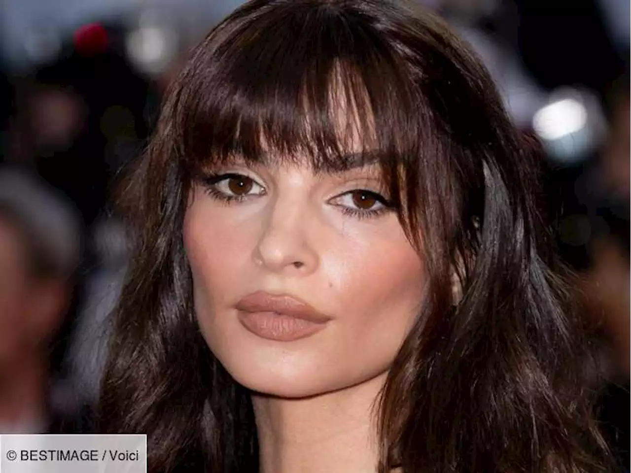 Emily Ratajkowski : sans vêtements elle imite son chien, les internautes sont perplexes - Voici