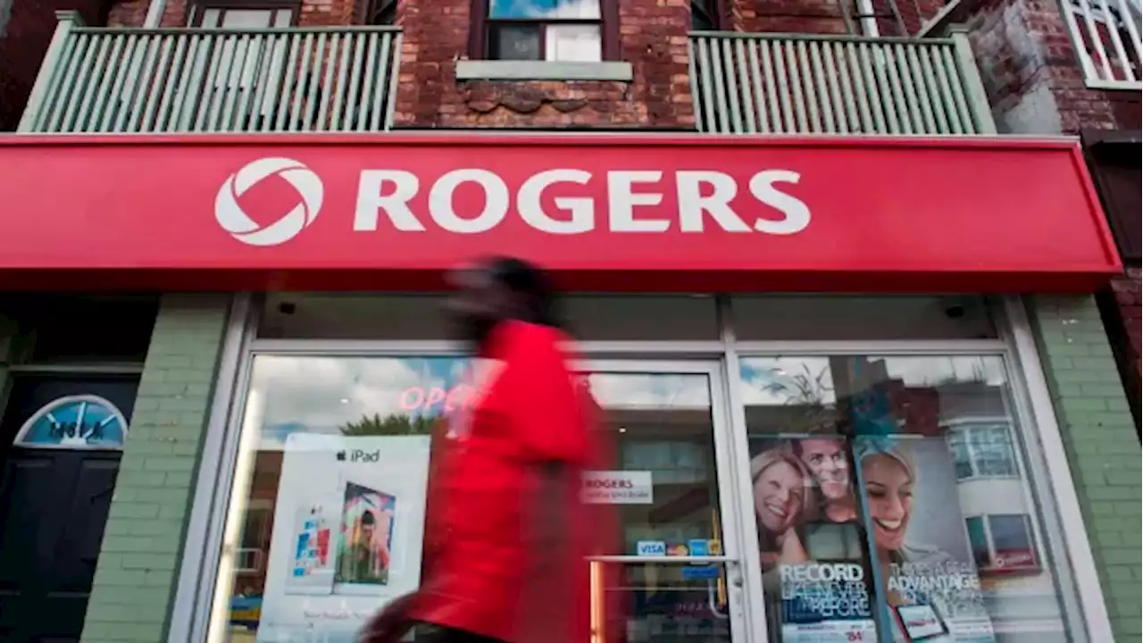 Rogers customers growing increasingly frustrated on 3rd day without cell, internet service | CBC News