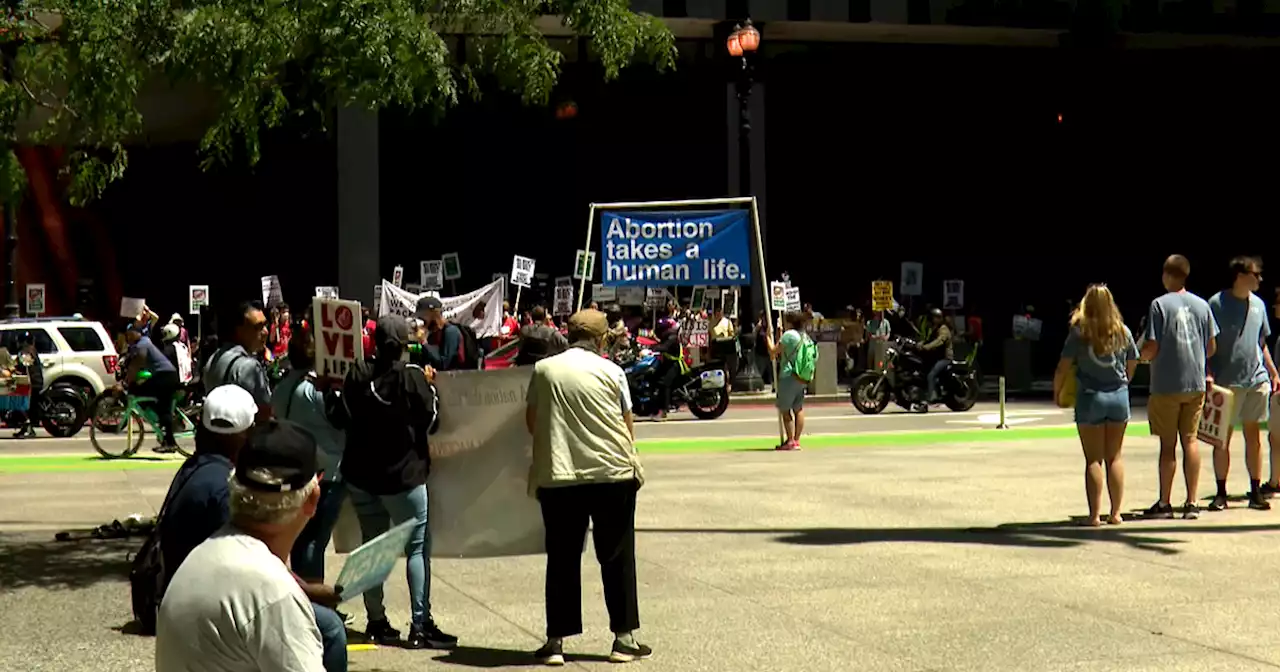 Pro-, anti-abortion rights groups clash at Federal Plaza