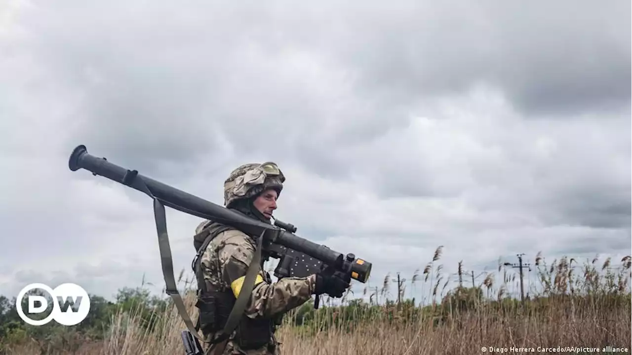 Помощь военным: как волонтеры завозят в Украину оружие | DW | 05.07.2022