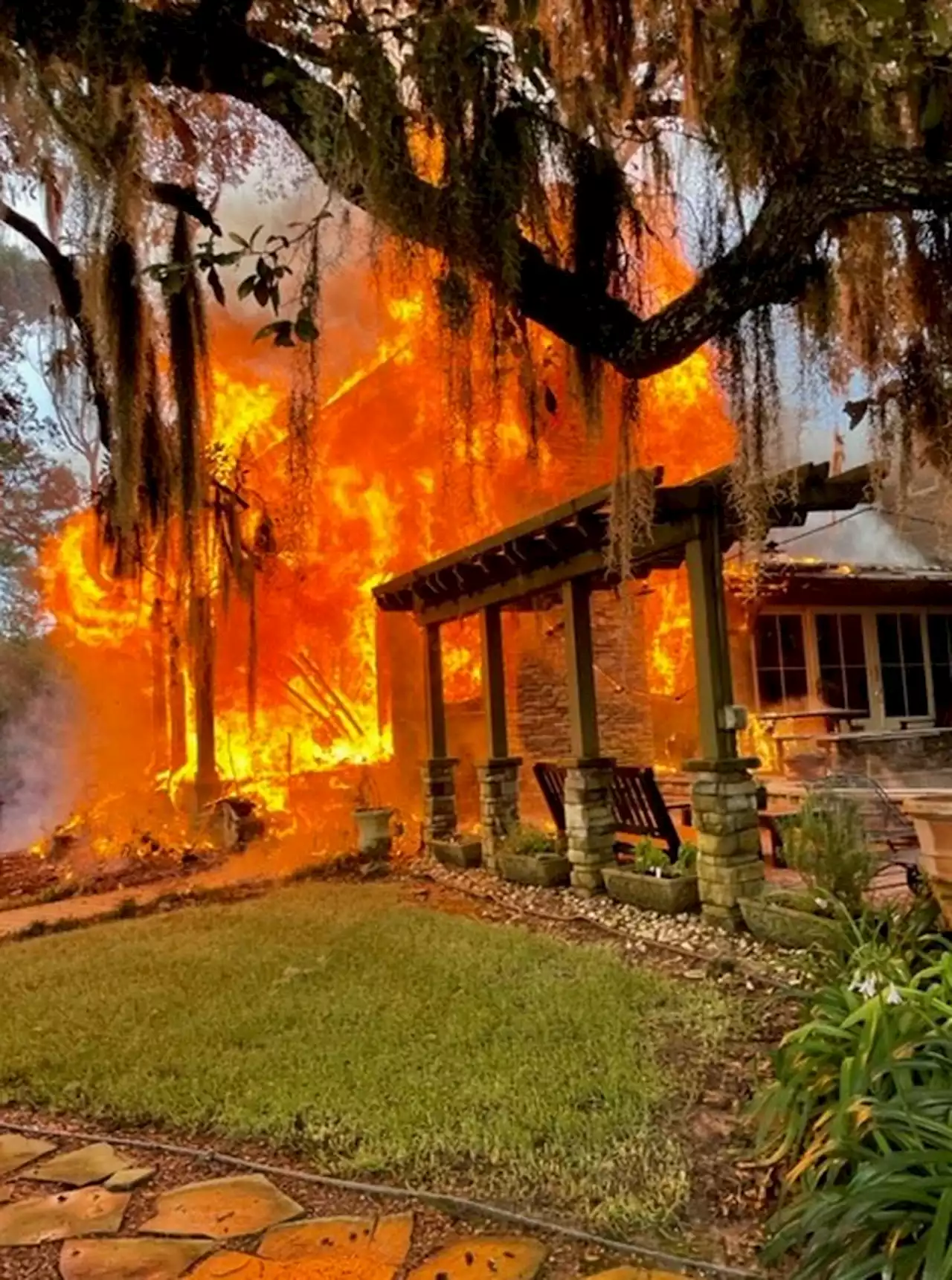 Mobile Fire-Rescue respond to huge house fire on Dog River