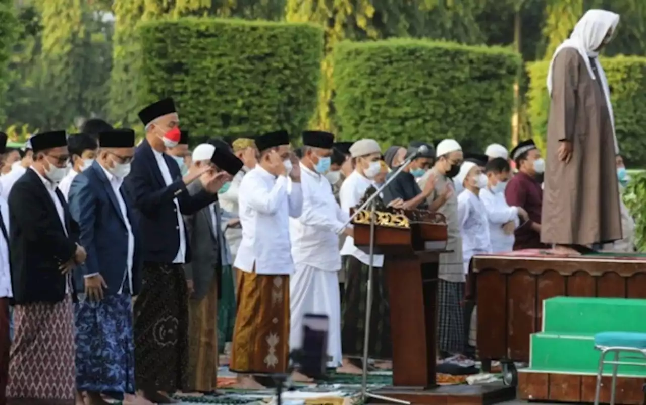 Ganjar Ikuti Salat Idul Adha di Simpang Lima: Pastikan Hewan Kurban Sehat