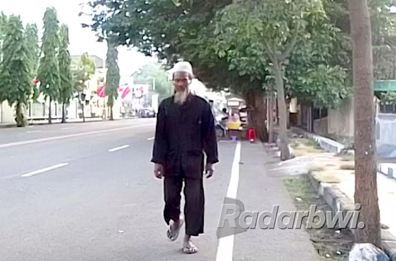 Pujono Jalan Kaki dari Jombang ke Situbondo, Ingin ke Makam Kia As’ad