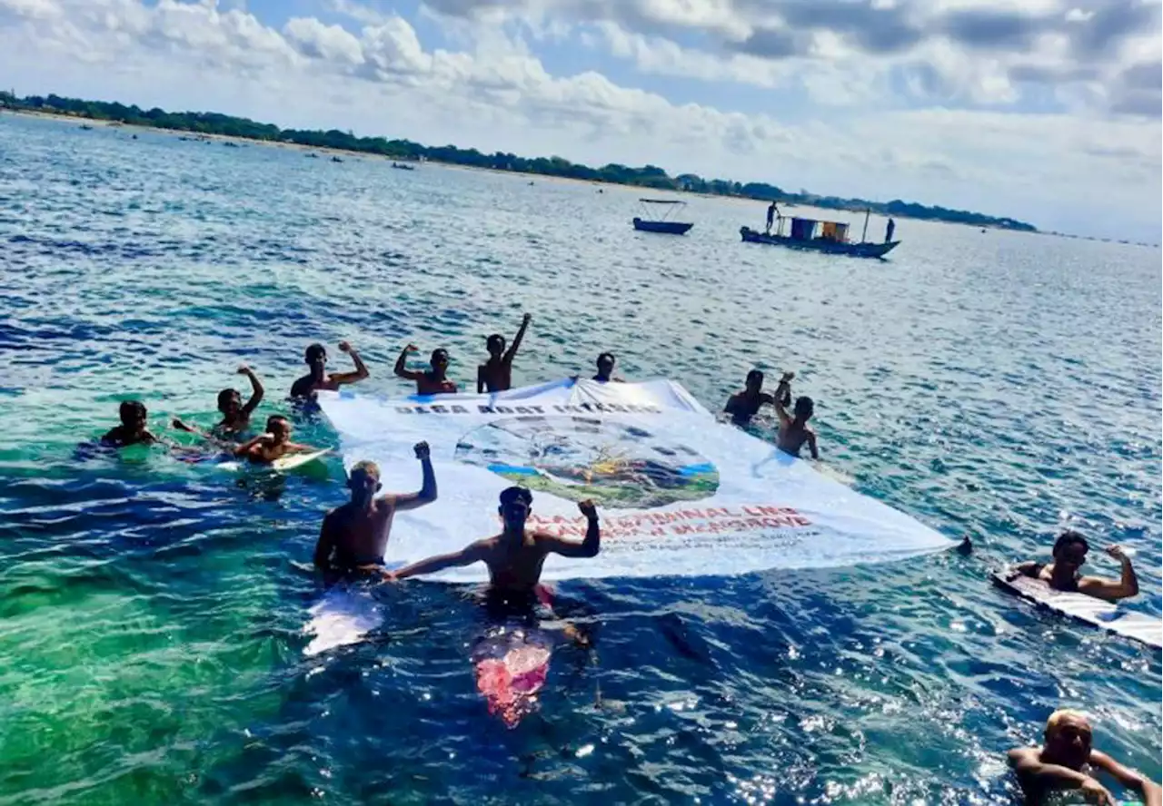 Aksi Tolak Lokasi Terminal LNG di Sanur Meluas, Lihat Aksi Peselancar Bali Ini