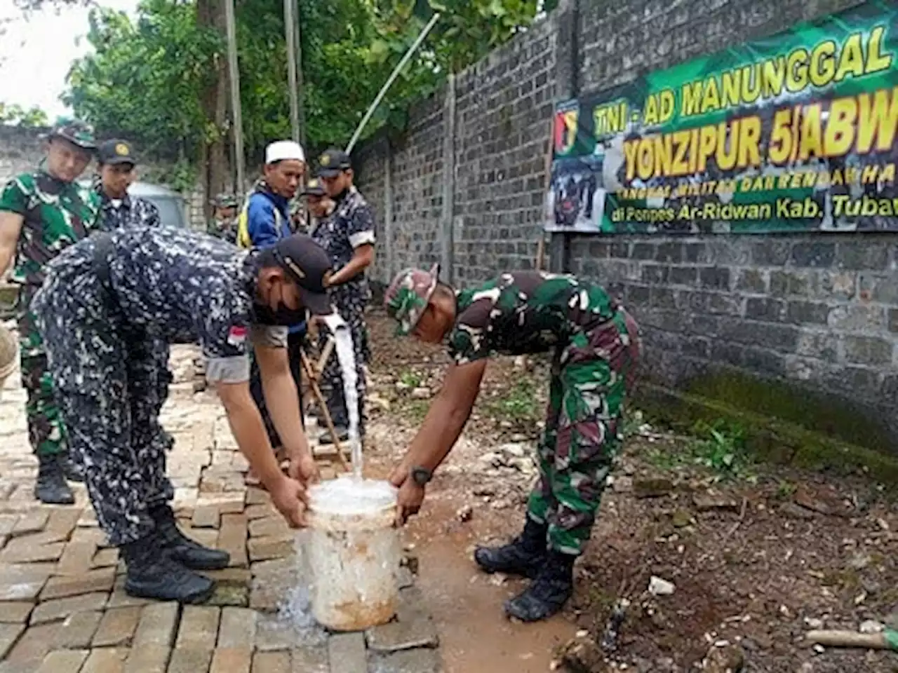 TNI AD Bantu Masyarakat Penuhi Kebutuhan Air Bersih