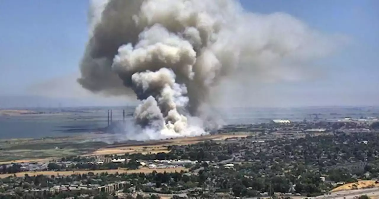 Winds push Pittsburg vegetation fire toward decommissioned power plant